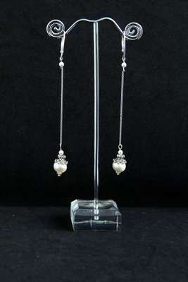 Сережки-ланцюжки з натуральними перлами "Біла перлина на ланцюгу" 1290 фото