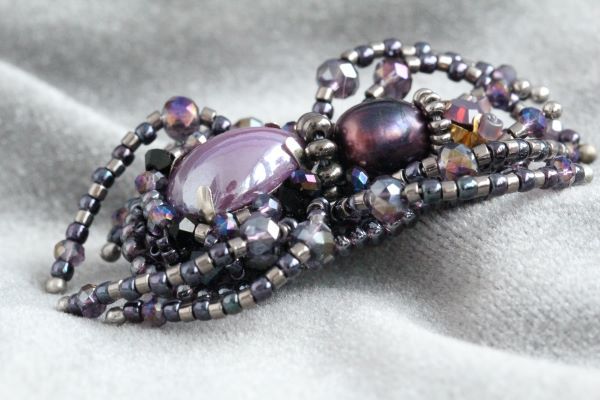 Брошка з кристалами та перлами "Павучок Фіолетовий" 1104 фото