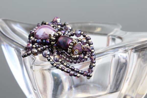 Брошь с кристаллами и жемчугом "Паучок Фиолетовый" 1104 фото