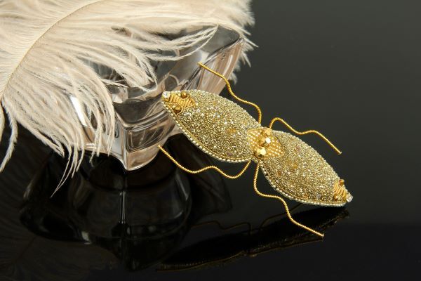 Брошь золотистая объёмная с кристаллами "Жук-близнец" 1450 фото