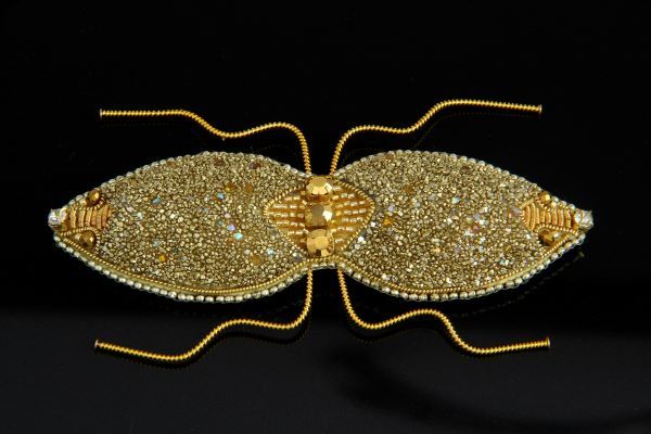 Брошь золотистая объёмная с кристаллами "Жук-близнец" 1450 фото