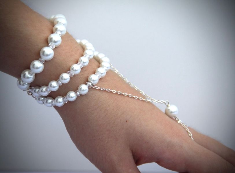 Браслет багатошаровий з білими перлами та ланцюжком для пальця "Амала" 1425 фото