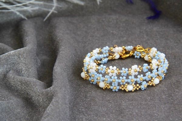Комплект браслетов из золотого голубого и белого бисера "Веснянка" 1532 фото