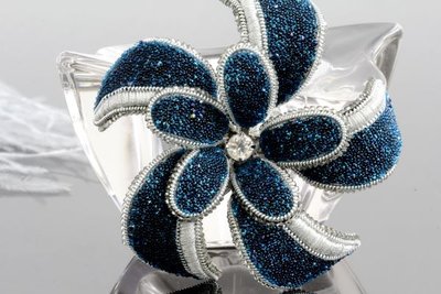 Брошь-цветок с кристаллами "Лаура" 1099 фото
