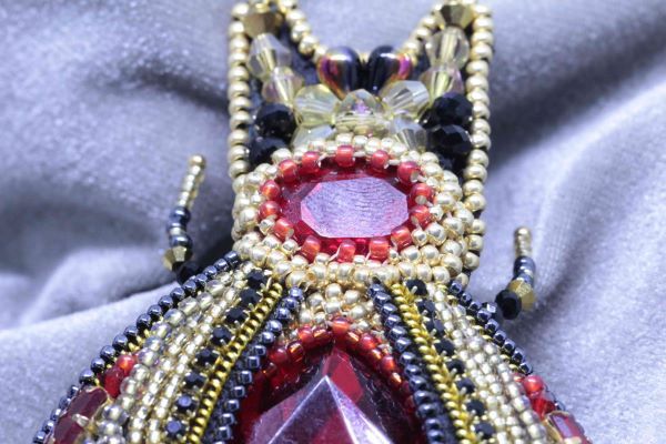 Брошка-жук об*ємна з кристалами "Рубіновий малюк" 1083 фото
