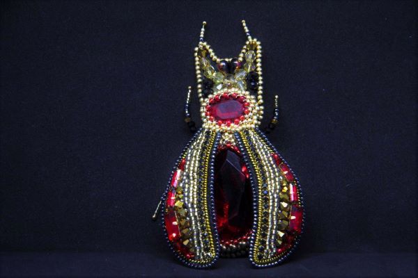 Брошка-жук об*ємна з кристалами "Рубіновий малюк" 1083 фото