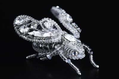 Брошь серебристая объёмная с кристаллами "Мушка" 1077 фото