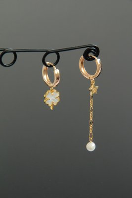 Сережки ланцюжки асиметричні позолочені з перлами та перламутром "Сельма" 2436161 фото