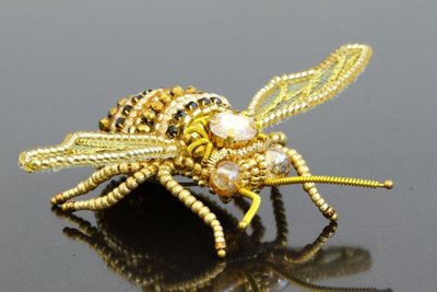 Брошь золотистая объёмная с кристаллом и бисером "Золотая пчелка" 1109 фото