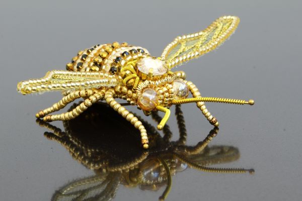 Брошь золотистая объёмная с кристаллом и бисером "Золотая пчелка" 1109 фото
