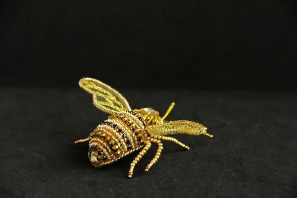 Брошка золотиста об'ємна з кристалом та бісером "Золота бджілка" 1109 фото