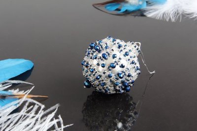 Ялинкова іграшка ручної роботи "Кулька сріблясто-синя" 1478 фото