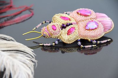 Брошь-жук золотисто-розовая объёмная с кристаллами "Dreamer" 1089 фото