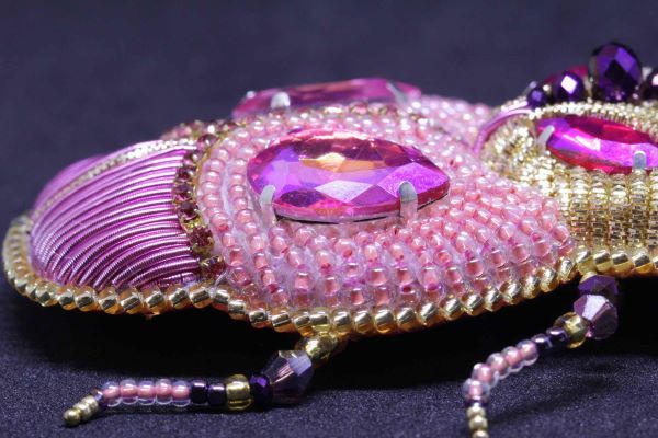 Брошь-жук золотисто-розовая объёмная с кристаллами "Dreamer" 1089 фото