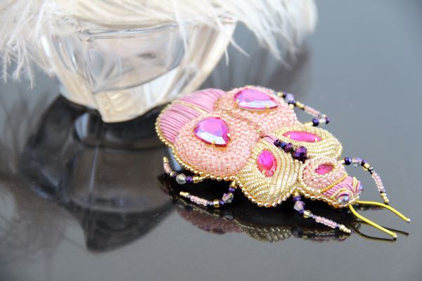 Брошка-жук золотаво-рожева об'ємна з кристалами "Dreamer" 1089 фото