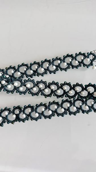 Зелений мереживний чокер фріволіте з японським бісером. Detailed tatting lace pattern of a handmade green choker