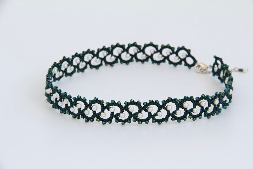 Плетіння чокера фріволіте із зеленої капронової нитки. Japanese beads and white glass pearls on a handmade lace choker