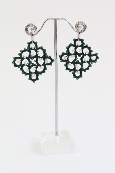 Зелені сережки фріволіте з білими перлами. Handmade green tatting earrings with white faux pearls.