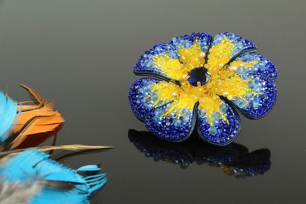 Брошка жовто-блакитна з кристалами "Квітка України BIG" Ручна робота 1555 фото