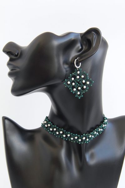 Плетена прикраса Конвалія з зеленого бісеру та білих намистин. Close-up of handmade tatting jewelry with green thread and beads