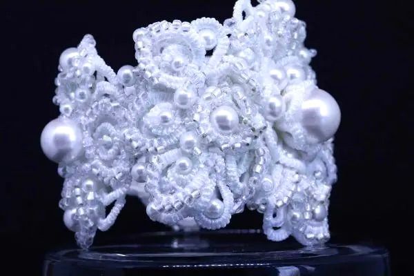 Браслет мереживний широкий білий з перлами "Весільний" 1033 фото