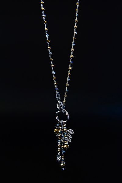 Сотуар Осінь з золотистої та сріблястої ниток крупним планом. Autumn handmade sautoir necklace with gold and silver threads