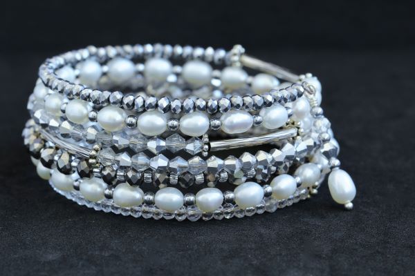 Браслет-меморі сріблястий з білими перлами багатошаровий "Міледі" 1055 фото