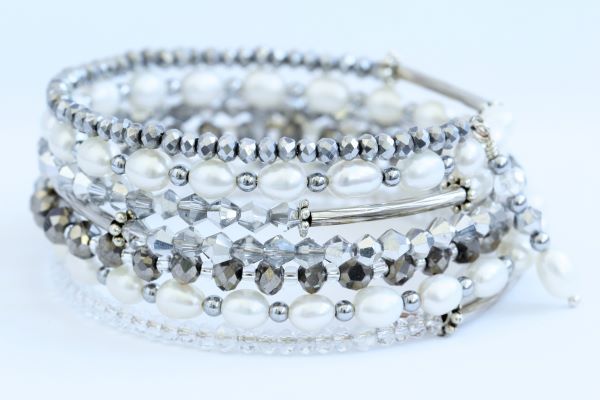 Браслет-меморі сріблястий з білими перлами багатошаровий "Міледі" 1055 фото