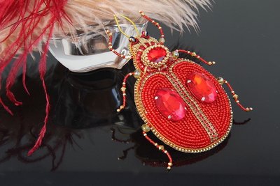 Брошь красная с кристаллами "Рубиновый жук" 1105 фото