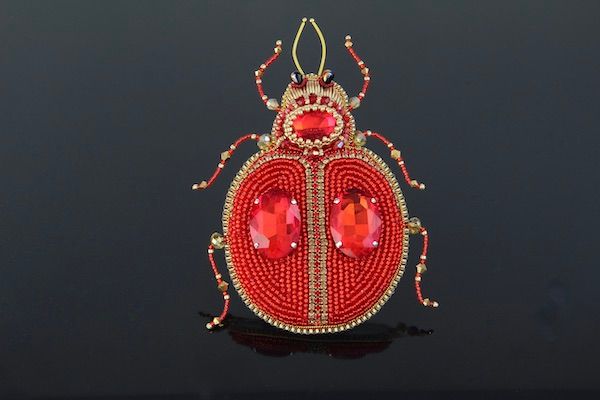 Брошка червона з кристалами "Рубіновий жук" 1105 фото